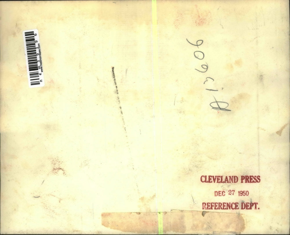 1950 Press Photo Lt Gen & Mrs Matthew Ridgeway decorate Christmas Tree