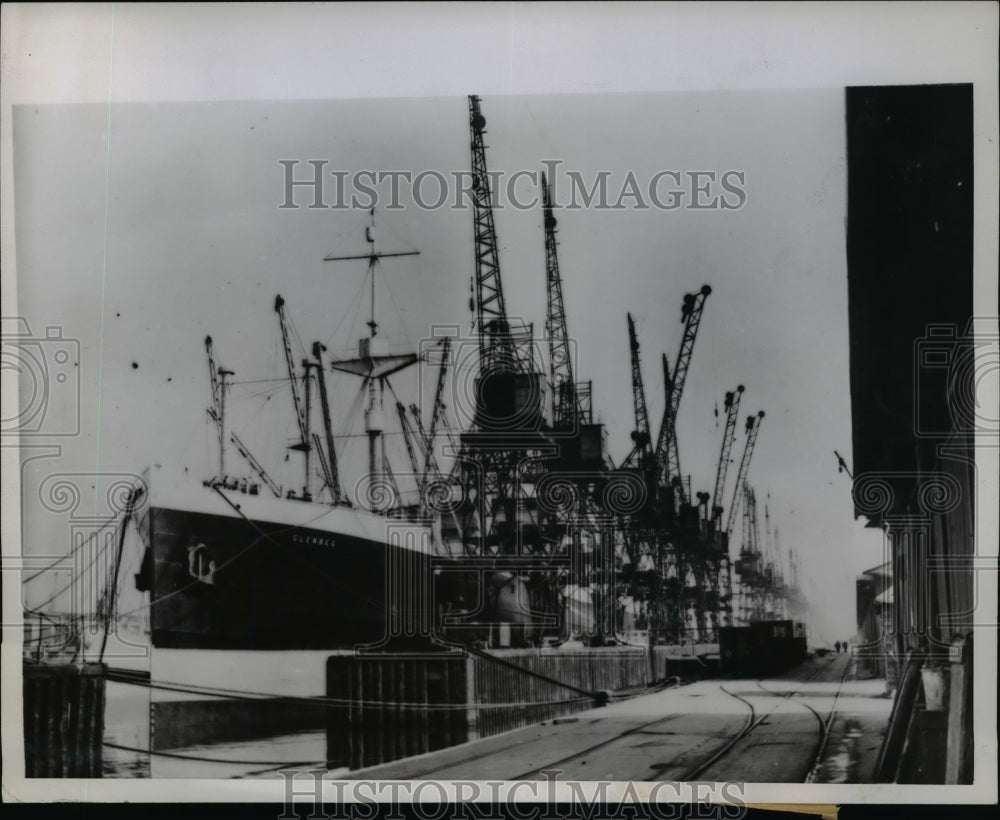 1945 Press Photo London ships stand idle at docks during strike of dock workers