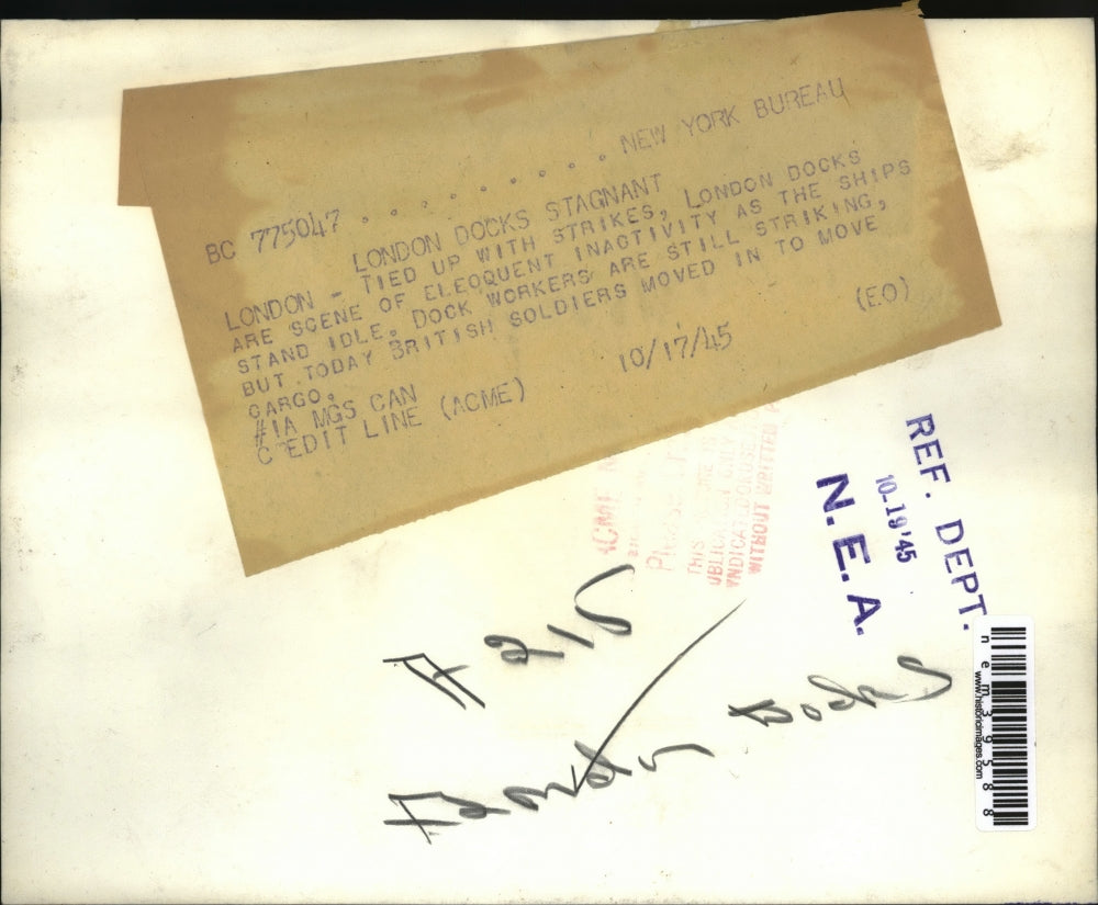 1945 Press Photo London ships stand idle at docks during strike of dock workers