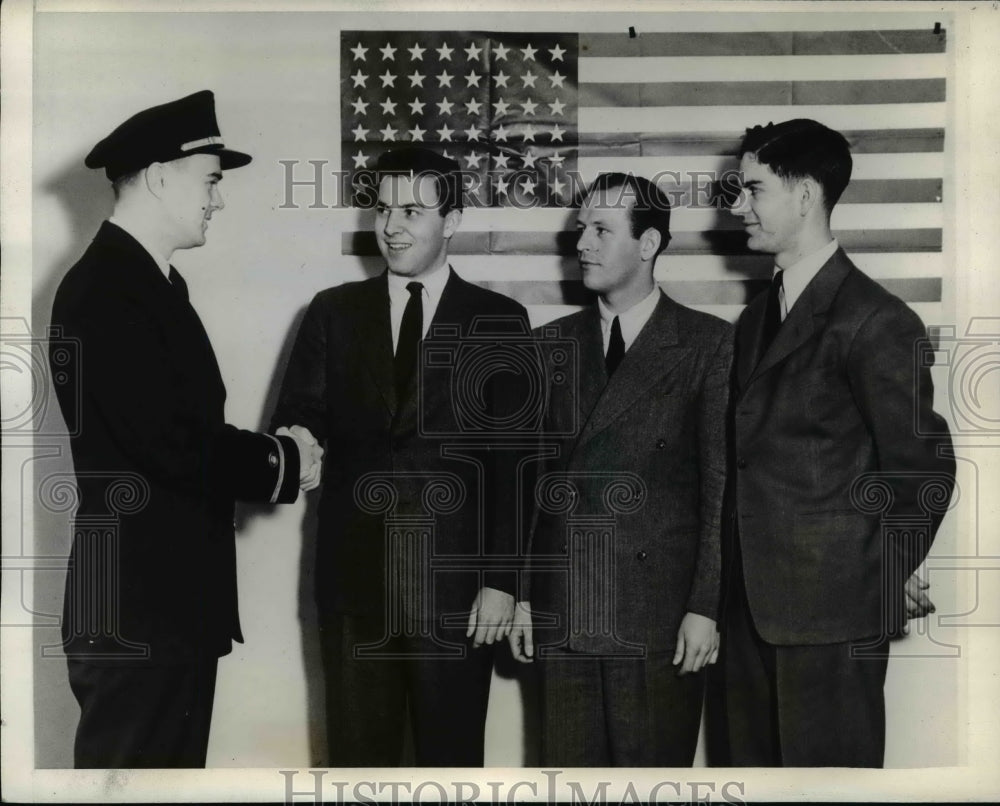 1943 Press Photo John Manning Enlists in US Maritime Licensed Officers School
