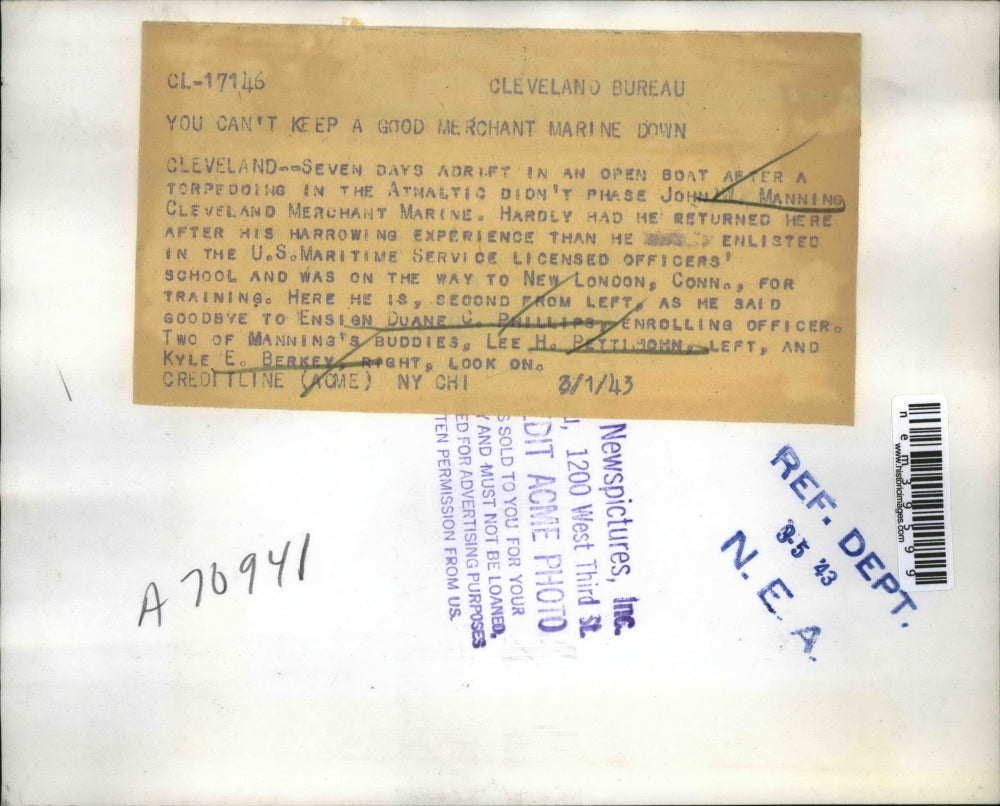 1943 Press Photo John Manning Enlists in US Maritime Licensed Officers School