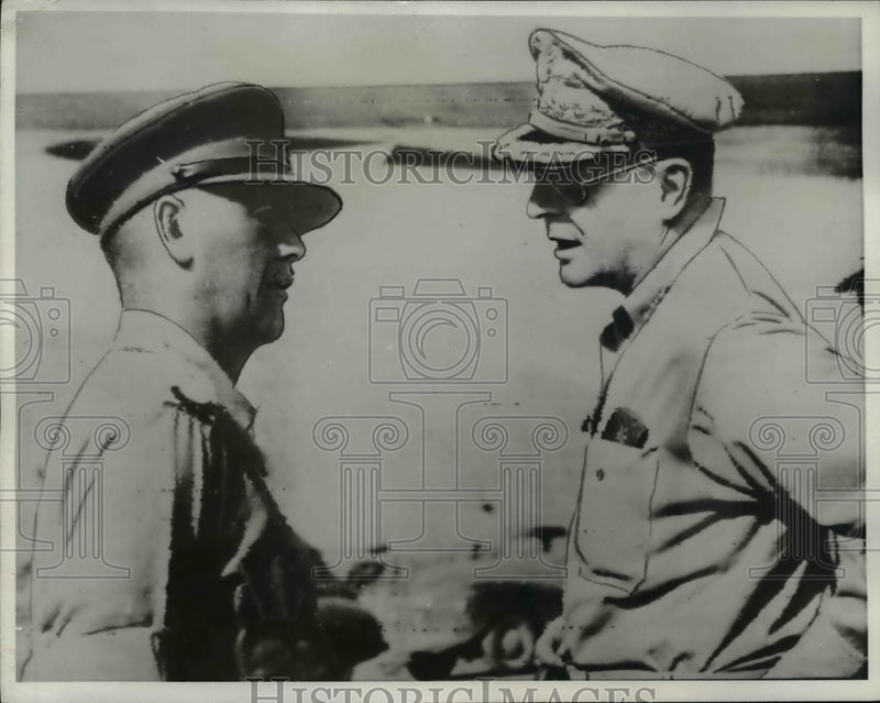 Load image into Gallery viewer, 1943 Press Photo Gen Douglas MAcArthur Confers w/ E.F. Herring of Australia

