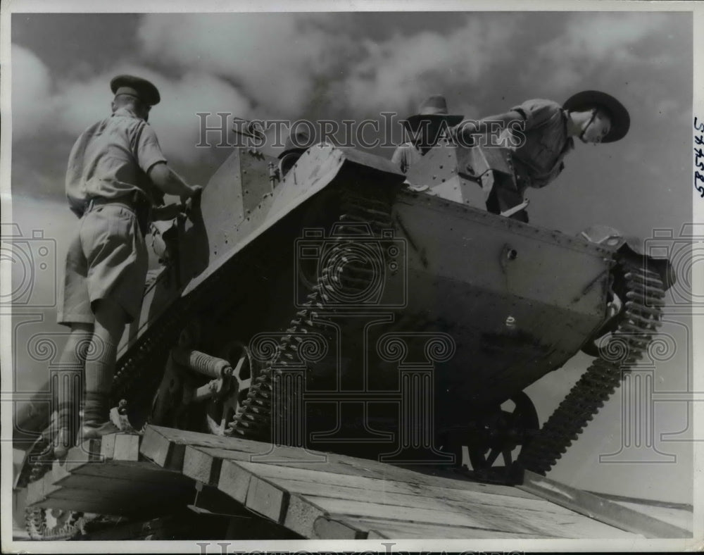 1940 Press Photo Australian soldiers unload a Bren Gun in Egyptian port