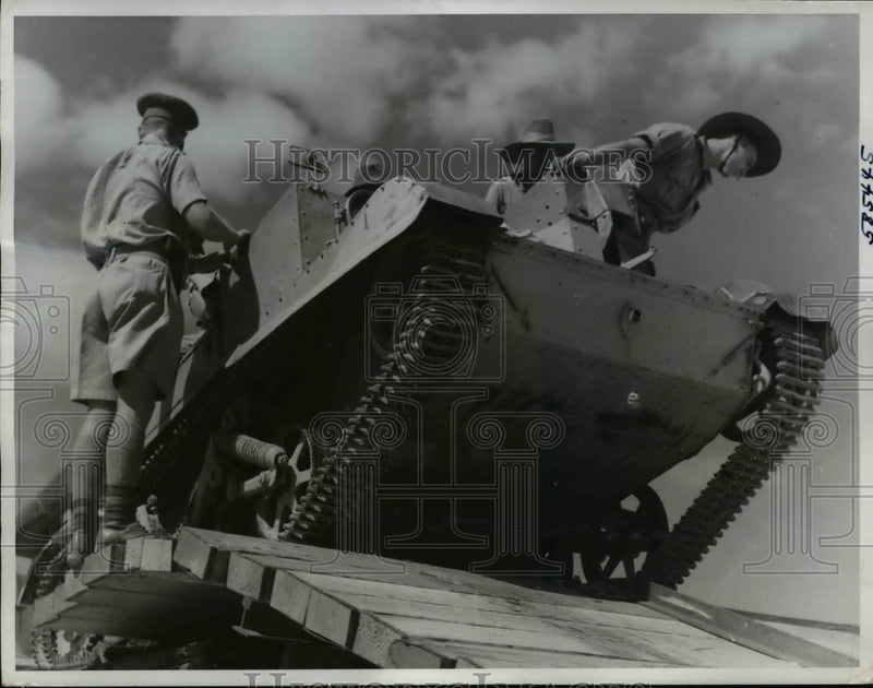 Load image into Gallery viewer, 1940 Press Photo Australian soldiers unload a Bren Gun in Egyptian port
