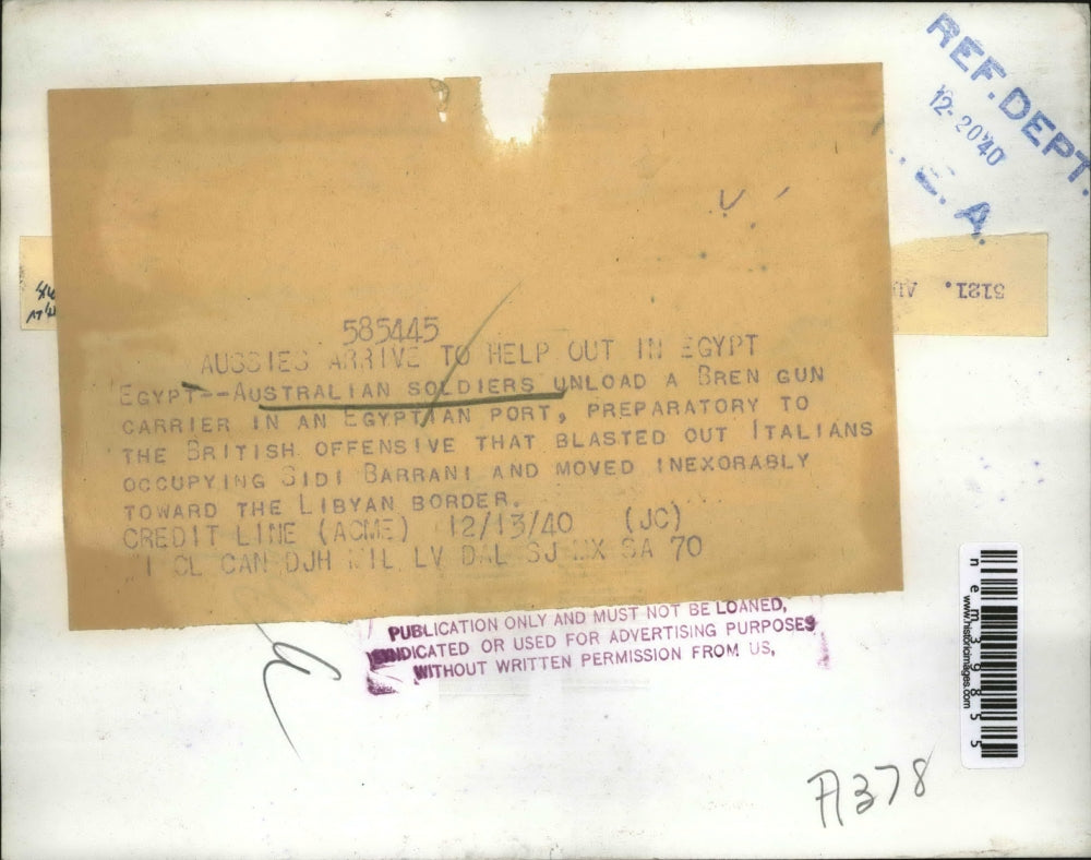 1940 Press Photo Australian soldiers unload a Bren Gun in Egyptian port