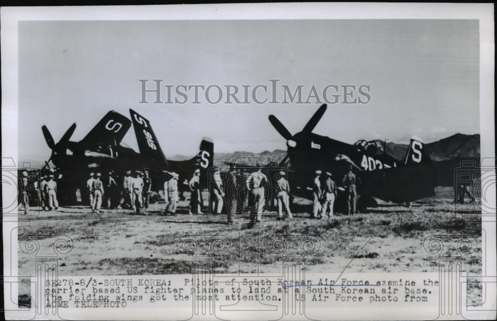 1950 Press Photo South Korea pilots of Air Force examine US planes - nem39912