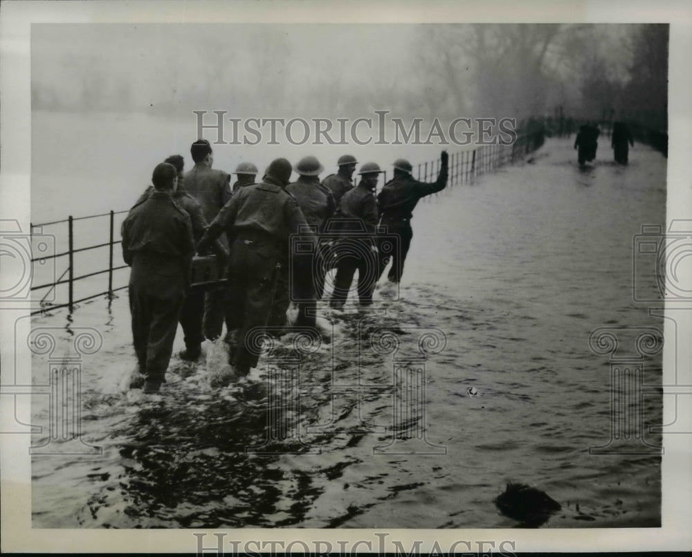 1941 Press Photo British troops train for wartime in seasonal floods - nem40228