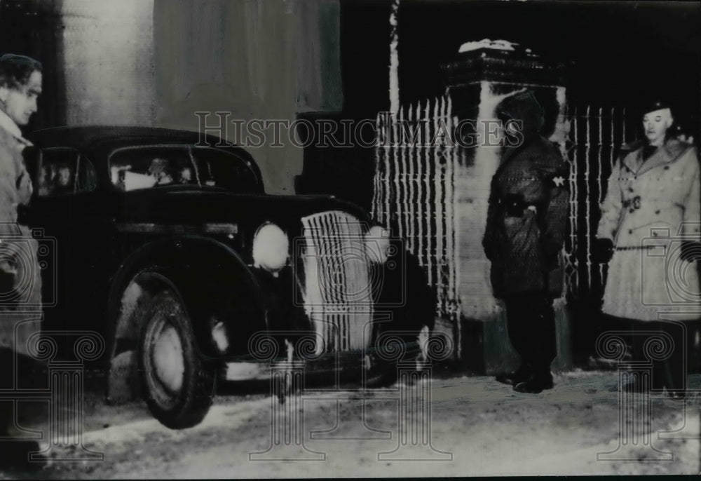 1949 Press Photo Frankfort Germany as Russians are on their way out - nem40440