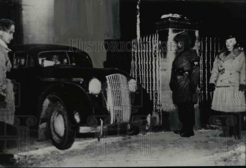 Load image into Gallery viewer, 1949 Press Photo Frankfort Germany as Russians are on their way out - nem40440
