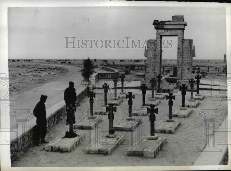 Load image into Gallery viewer, 1942 Press Photo South African Soldiers Exam German Cemetary at Capuzzo
