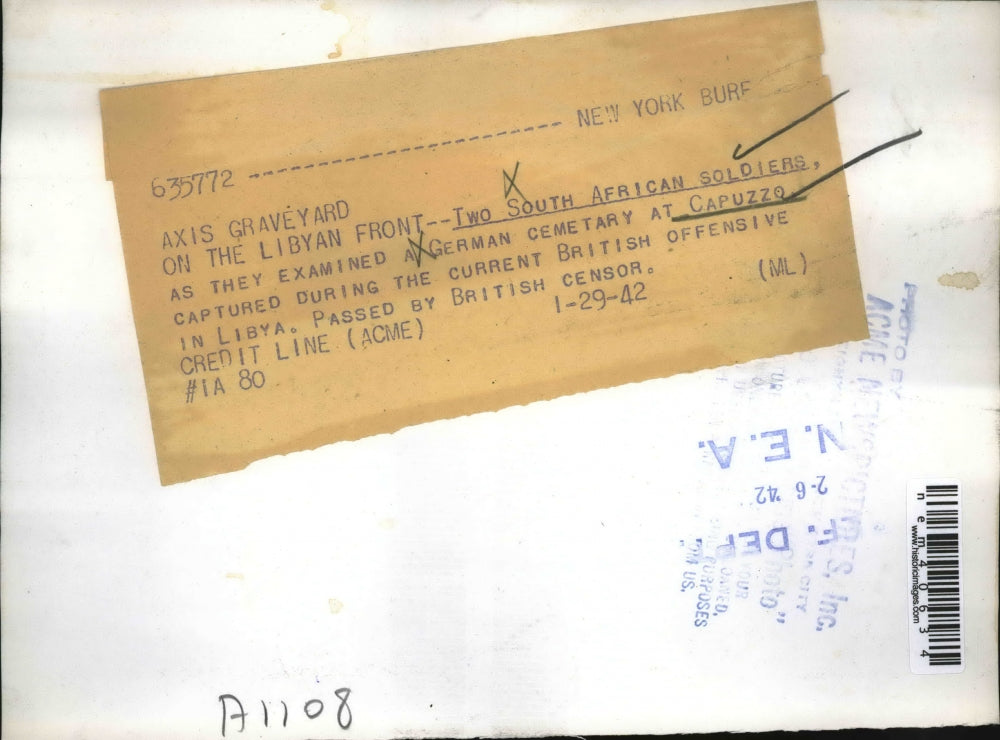 1942 Press Photo South African Soldiers Exam German Cemetary at Capuzzo