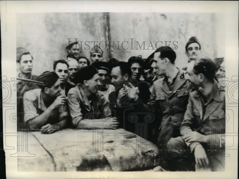1943 Press Photo Italian soldiers & sailors, Royal Air Force captors in Calabria