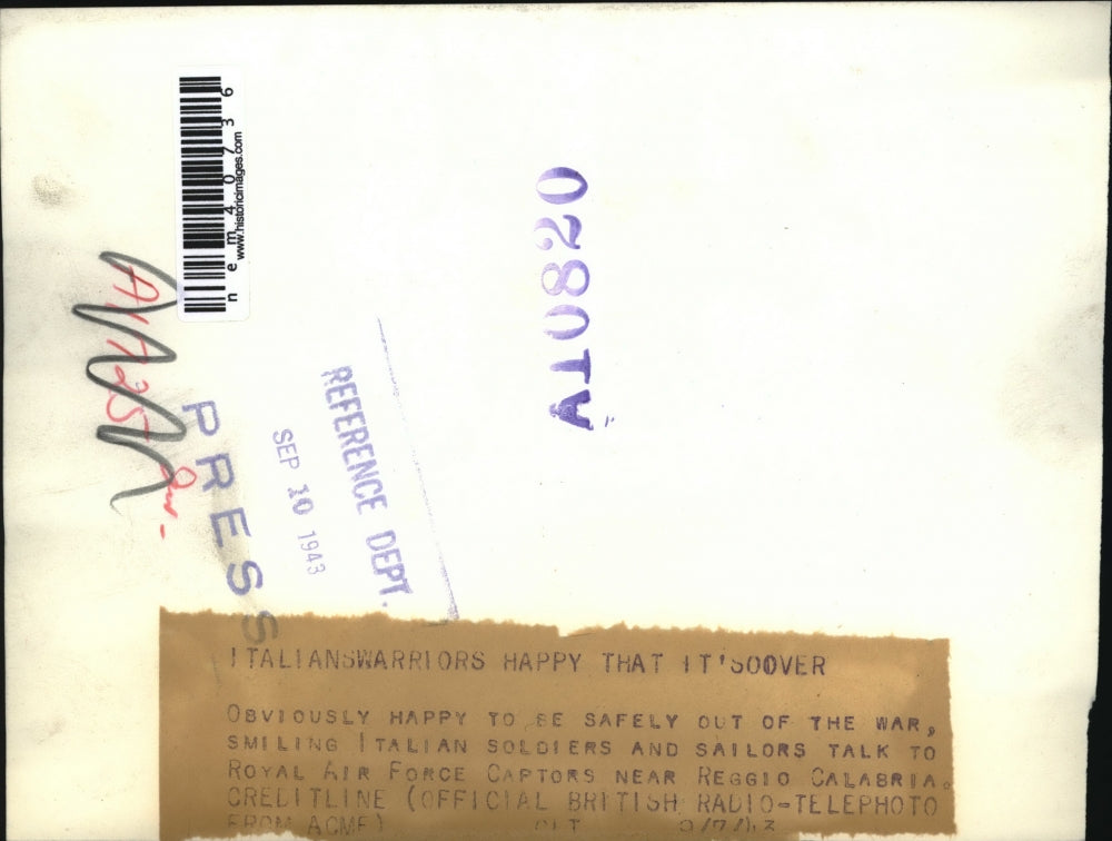 1943 Press Photo Italian soldiers & sailors, Royal Air Force captors in Calabria