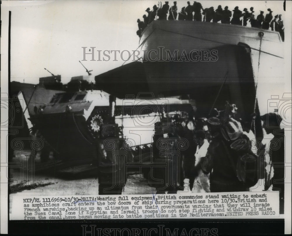 1956 Press Photo Malta British commandos embark of amphibious craft - nem40775