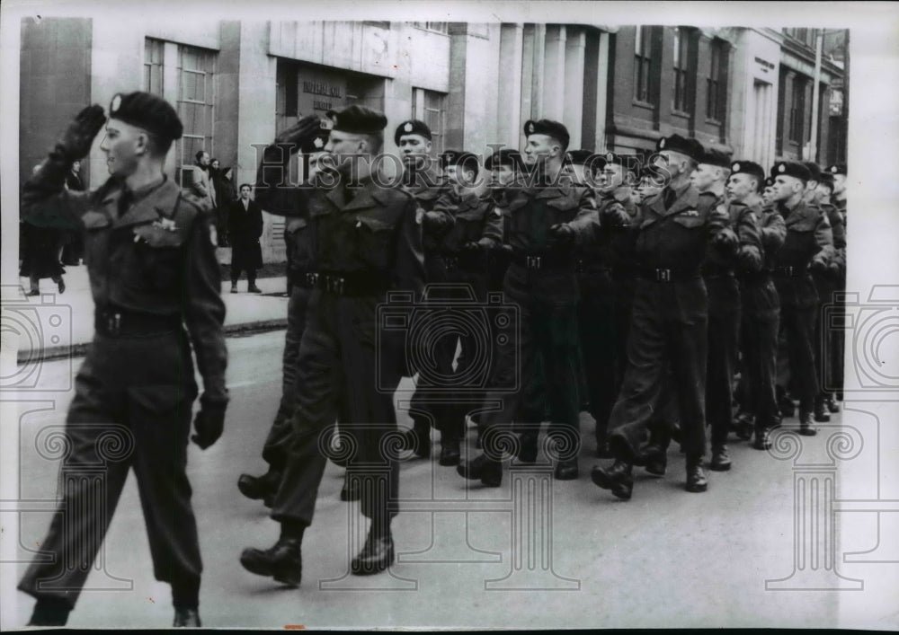 1956 Press Photo 1st Battalion of Queen's Own Rifles Parade in Calgary, Canada