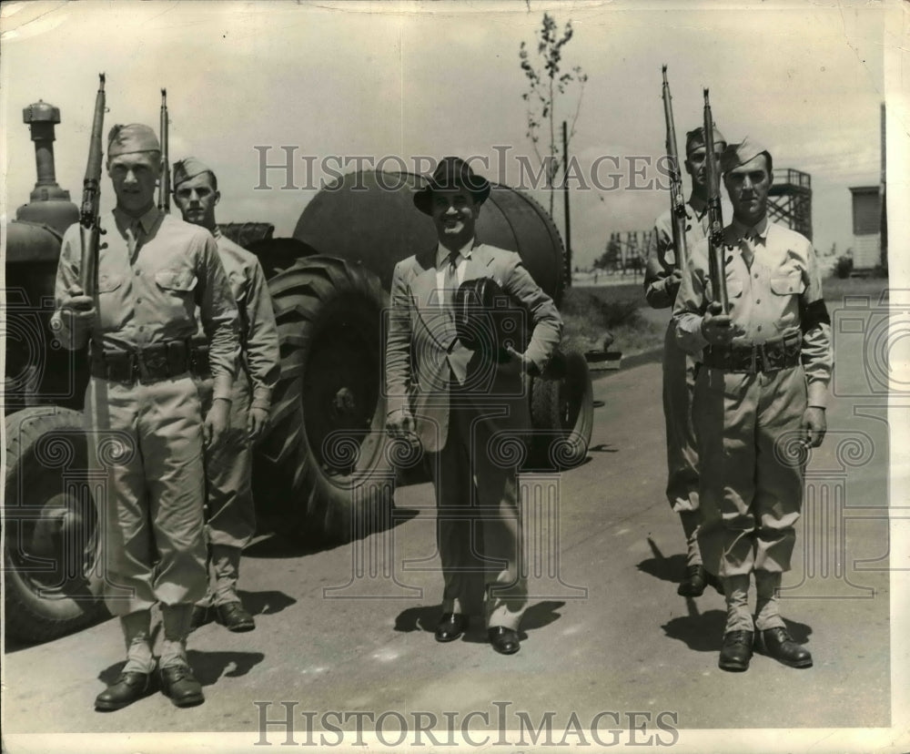 1942 Press Photo Fort Bragg violinist Dave Rubinoff tours Army base - nem40953