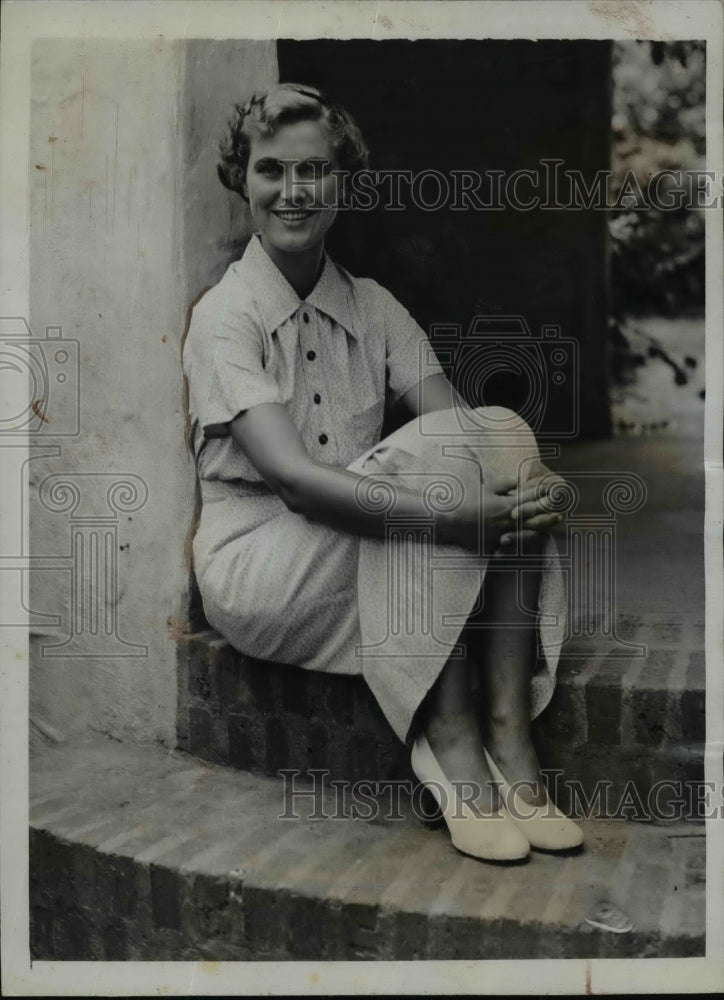 Load image into Gallery viewer, 1945 Press Photo Marion McLennan Lineaweaver Engaged to William Roberts Bonthron
