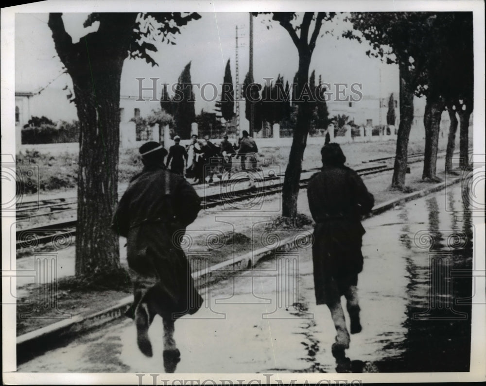 1943 Press Photo Allied Soldiers Rounding up Axis Prisoners, Tunisia - nem41225