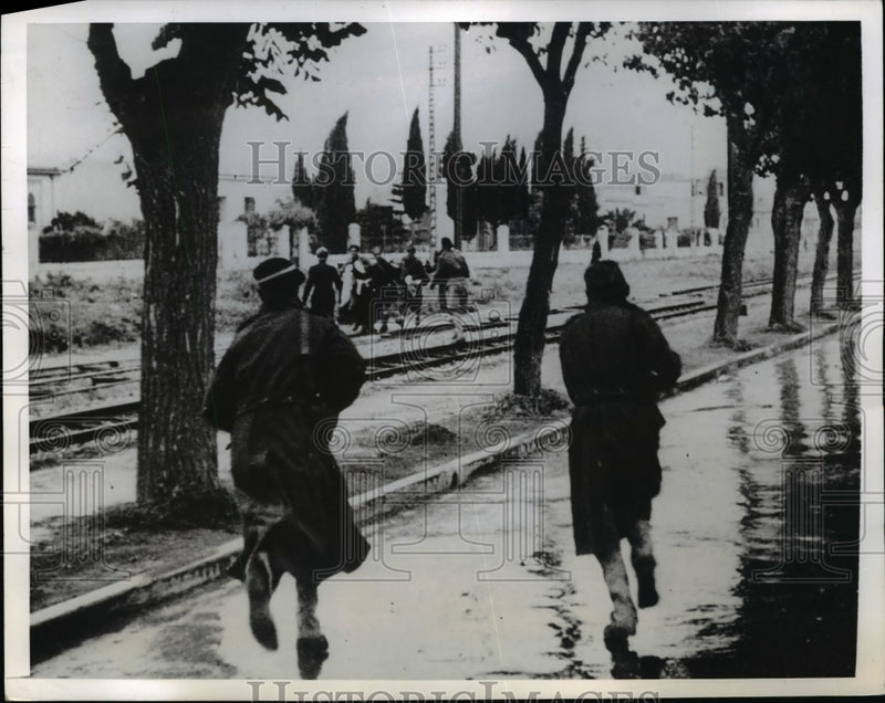 Load image into Gallery viewer, 1943 Press Photo Allied Soldiers Rounding up Axis Prisoners, Tunisia - nem41225
