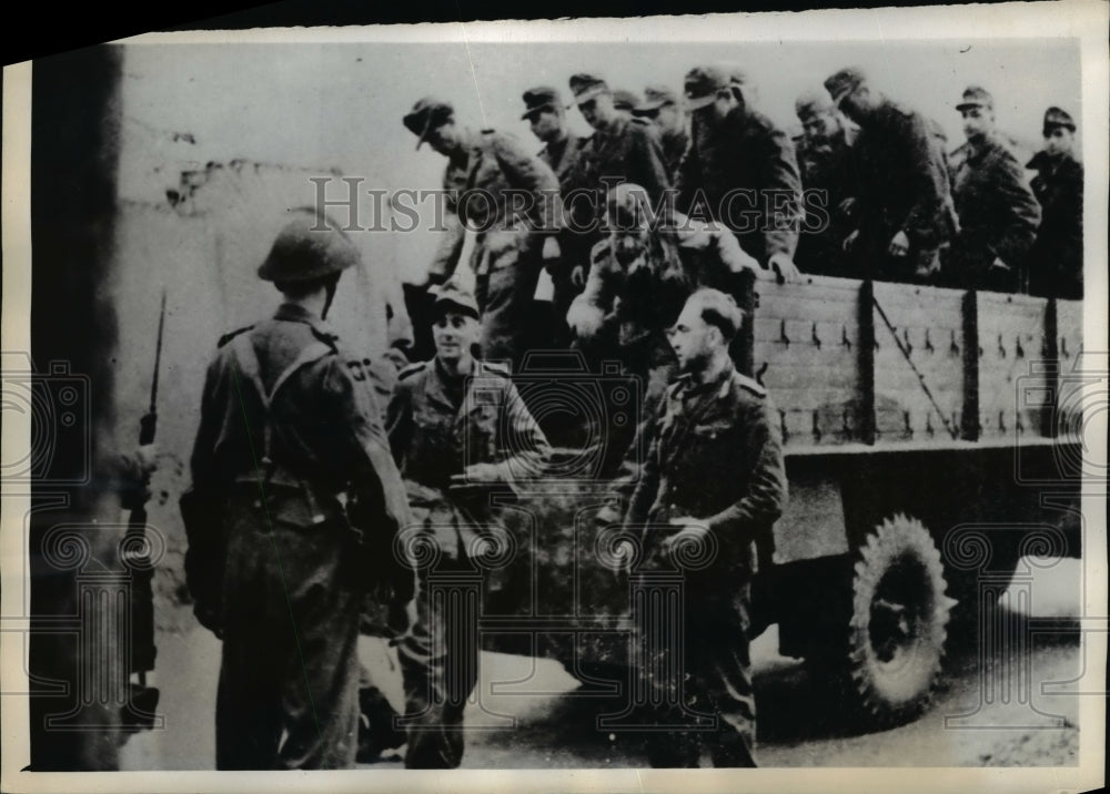 1943 Press Photo British lorry carrying German prisoners arrives at station