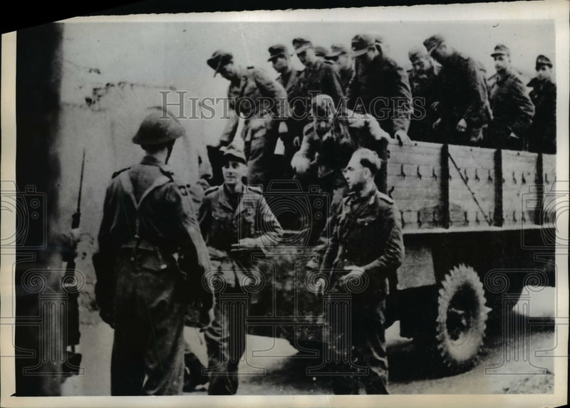Load image into Gallery viewer, 1943 Press Photo British lorry carrying German prisoners arrives at station
