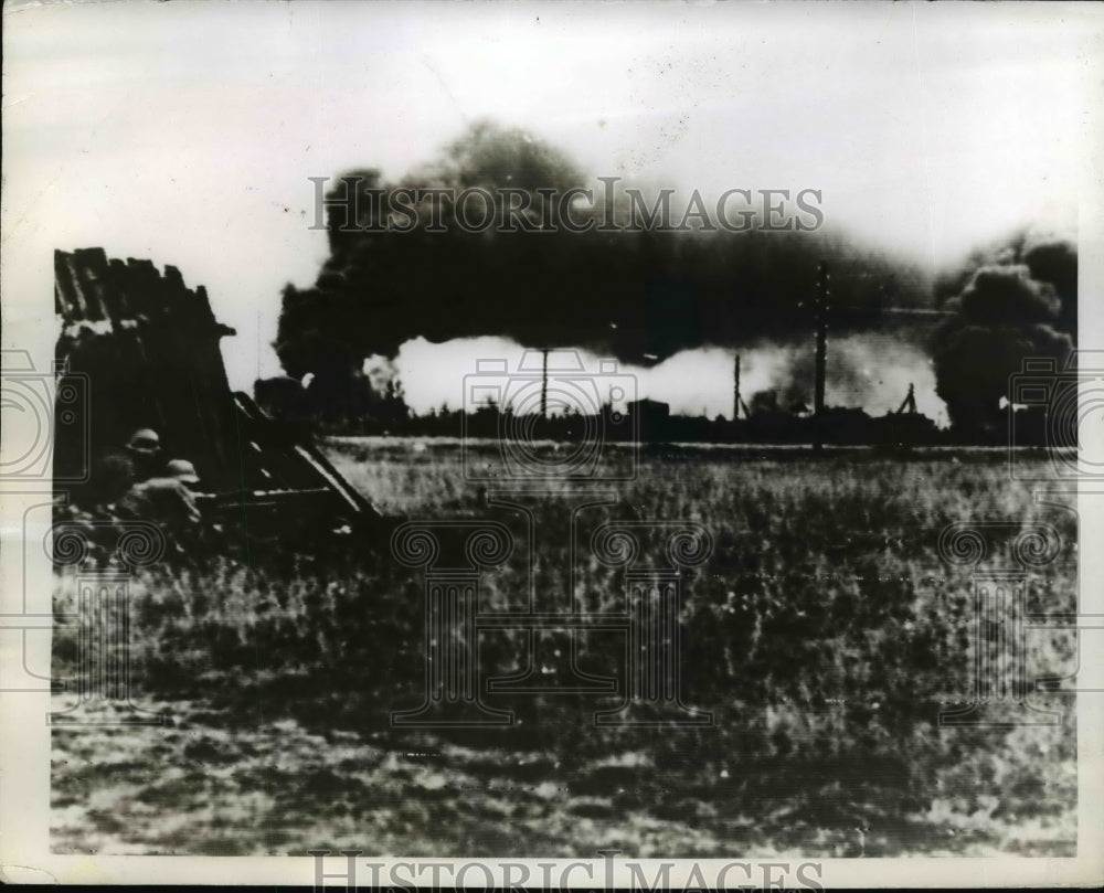 1941 Press Photo German machine gunners fire on retreating Soviet Soldiers