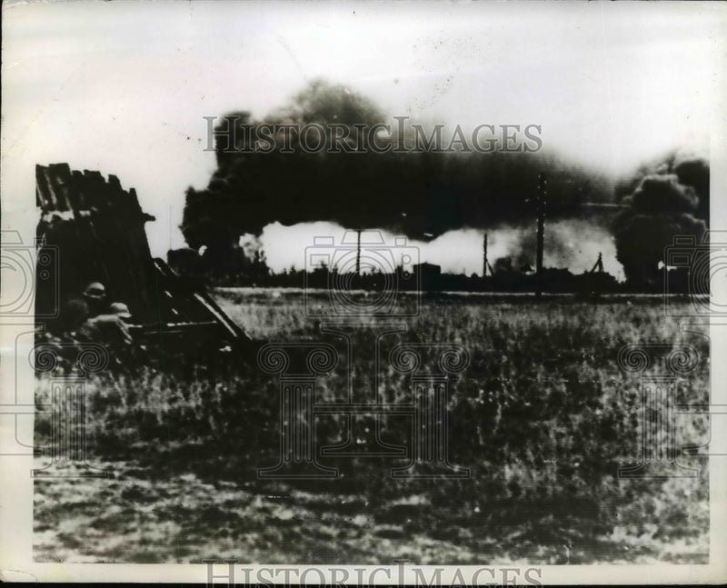 Load image into Gallery viewer, 1941 Press Photo German machine gunners fire on retreating Soviet Soldiers
