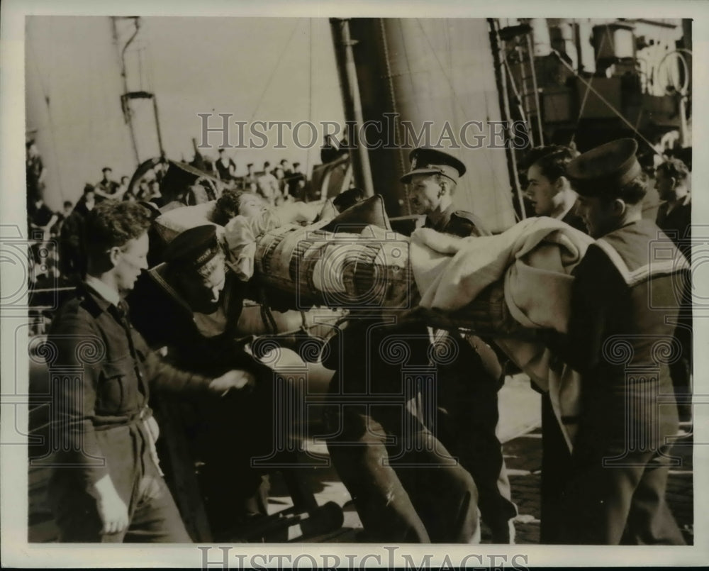 1940 Press Photo Woman carried from Canadian ship after rescue torpoded boat