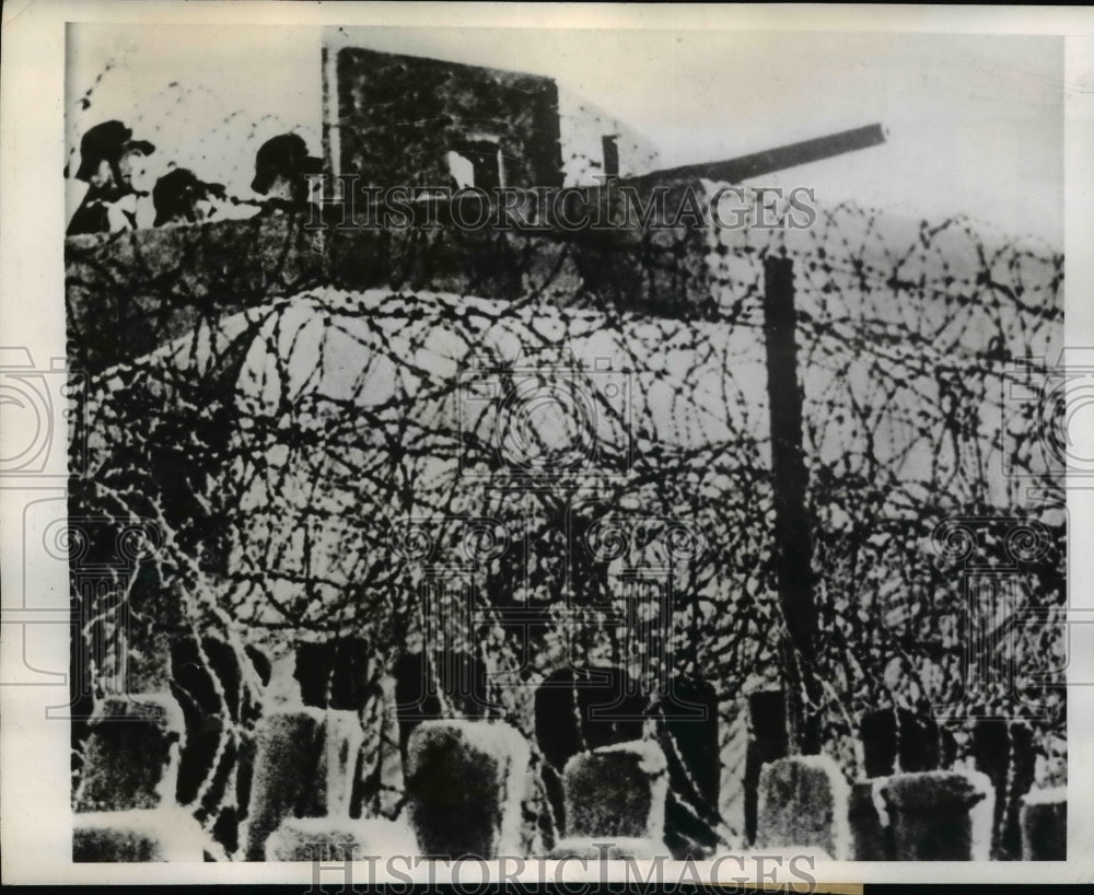 1944 Press Photo Allied bombers pound invasion coast of France at Nazi forts
