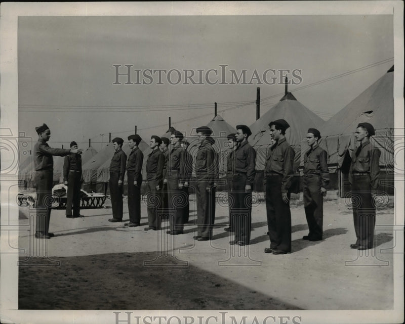 Load image into Gallery viewer, 1940 Press Photo Enlistees and Reservists Settling Down at Fort George Meade
