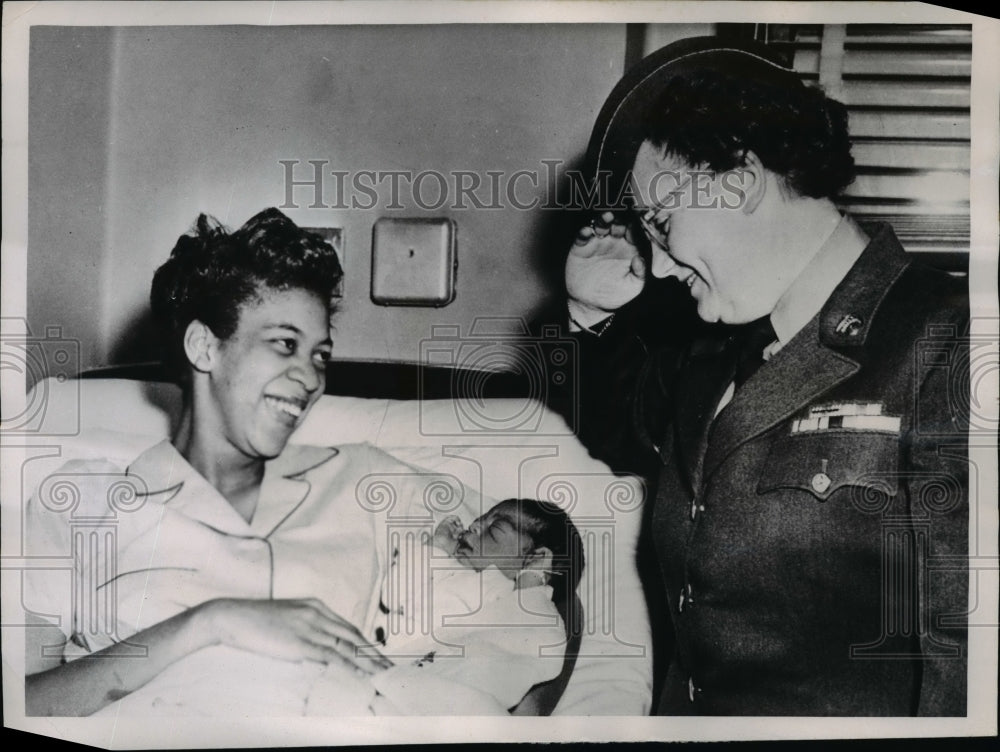 1952 Press Photo Mrs Virginia L Power Cuddles Her Son at Army Hospital