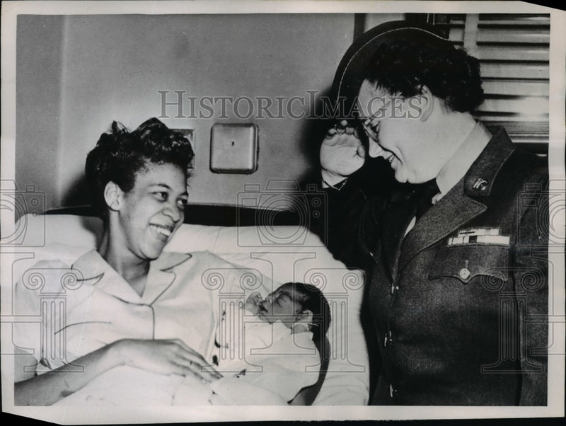 Load image into Gallery viewer, 1952 Press Photo Mrs Virginia L Power Cuddles Her Son at Army Hospital
