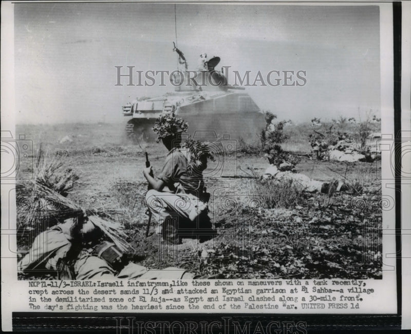 Load image into Gallery viewer, 1955 Press Photo Israeli Infantrymen Crept Across Desert Sands and Attacked
