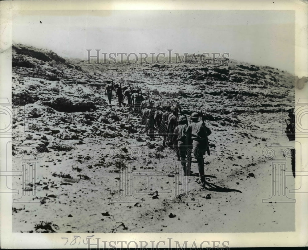 1941 Press Photo Detachment of Australian Troops File Across in Western Desert