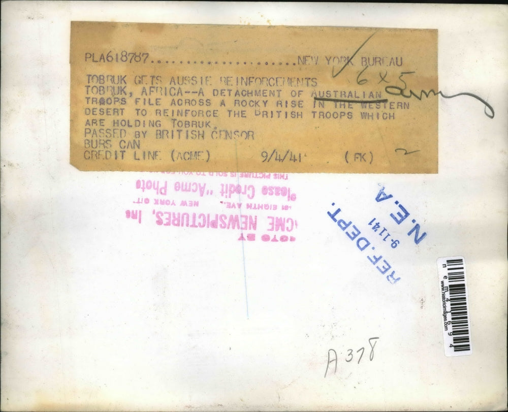 1941 Press Photo Detachment of Australian Troops File Across in Western Desert