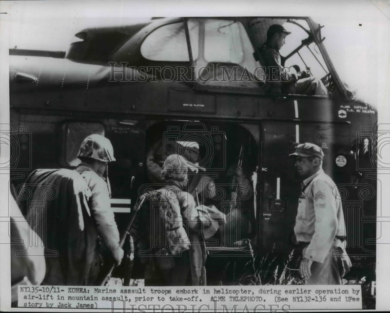 Load image into Gallery viewer, 1951 Press Photo Marine Assault Troops in Helicopter in Korean War - nem41752

