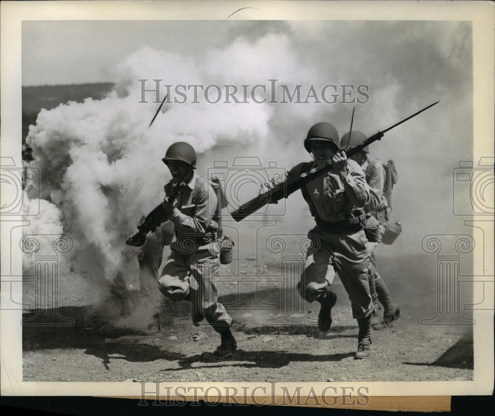 1942 Press Photo West Point Military Academy Plebes in Assault Course, New York