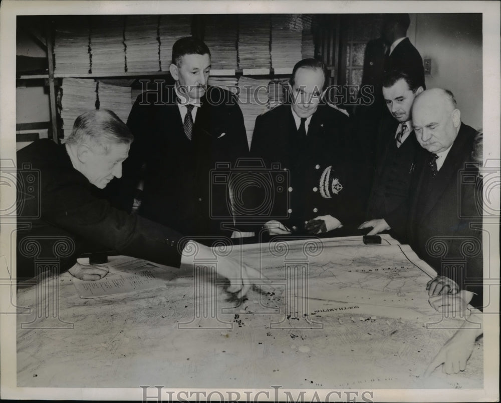 1938 Press Photo British Air Defense Chiefs Discuss Portsmouth Naval Blackout