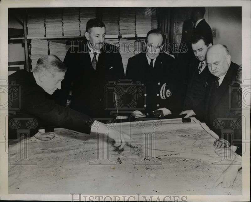 Load image into Gallery viewer, 1938 Press Photo British Air Defense Chiefs Discuss Portsmouth Naval Blackout
