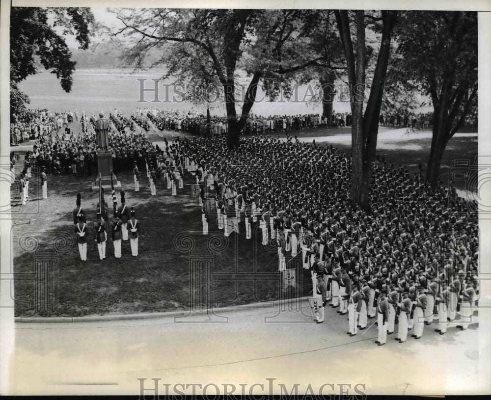1943 Press Photo Cadets of U.S. Military Academy Stand at Attention at Statue