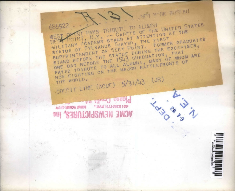 1943 Press Photo Cadets of U.S. Military Academy Stand at Attention at Statue