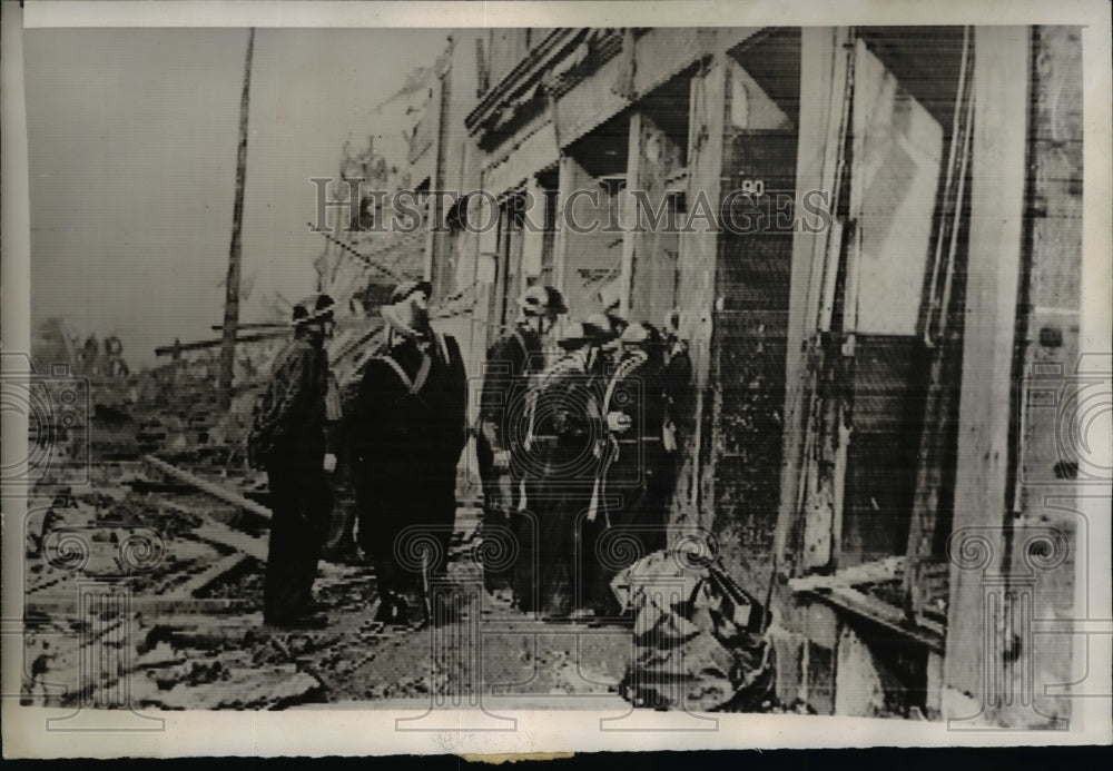 1941 Press Photo Rescue workers enter bombed building in London - nem42048