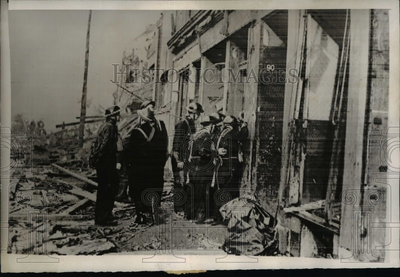 Load image into Gallery viewer, 1941 Press Photo Rescue workers enter bombed building in London - nem42048
