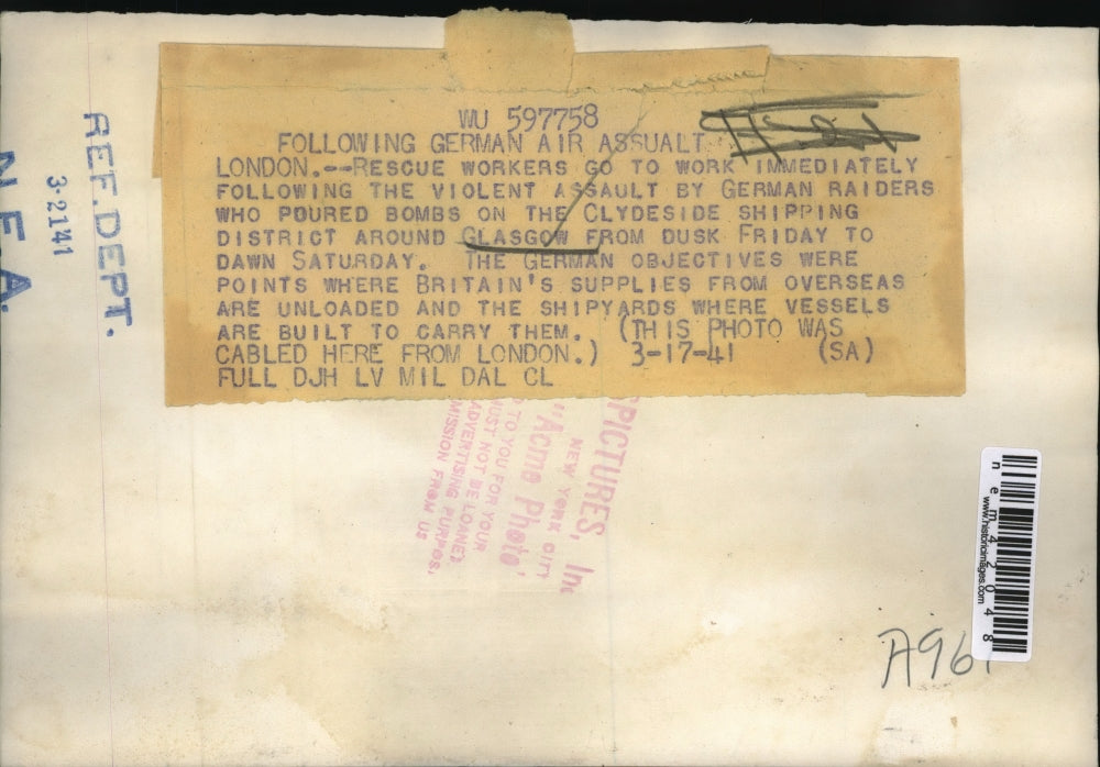 1941 Press Photo Rescue workers enter bombed building in London - nem42048