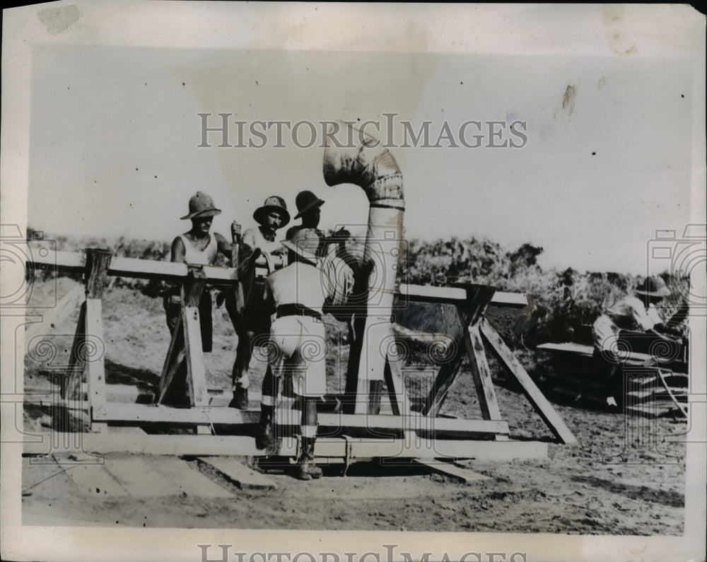 1935 Press Photo Soldiers of Peloritana Regiment in Africa Digging Water Well