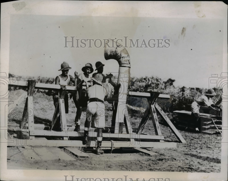 Load image into Gallery viewer, 1935 Press Photo Soldiers of Peloritana Regiment in Africa Digging Water Well
