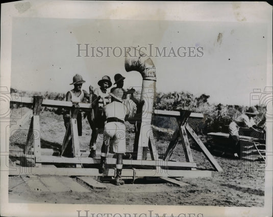 1935 Press Photo Soldiers of Peloritana Regiment in Africa Digging Water Well