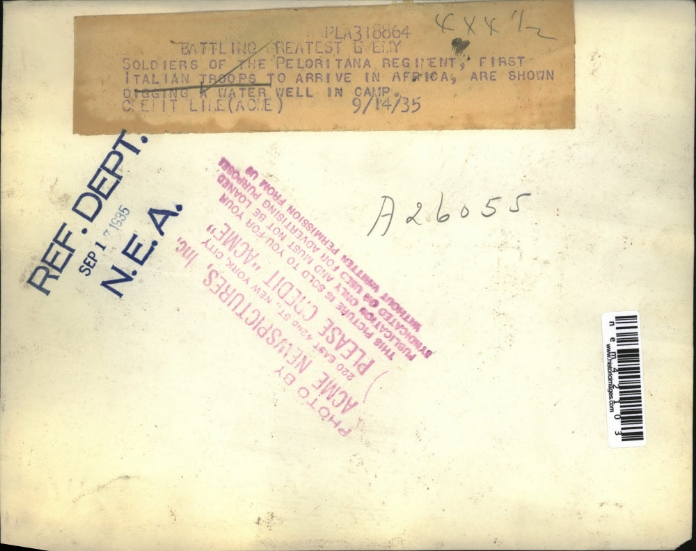 1935 Press Photo Soldiers of Peloritana Regiment in Africa Digging Water Well