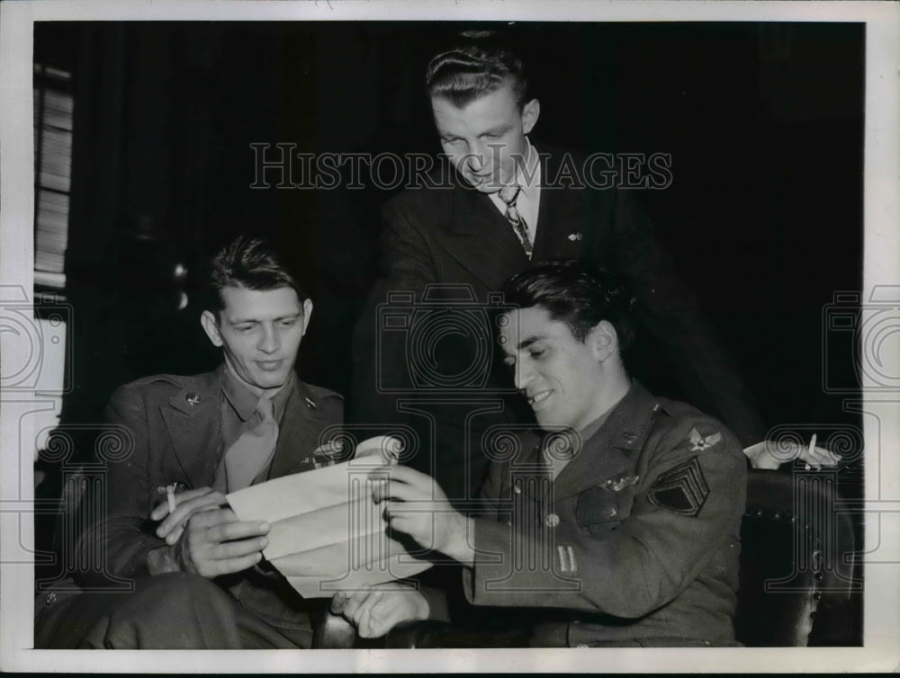 1946 Press Photo Springfield Ill Vets Wesley Gudaitis, Creighton Webb