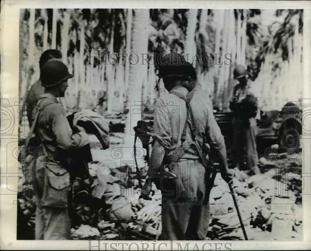 1942 Press Photo US Marines Look Over Equipment Captured From Japanese